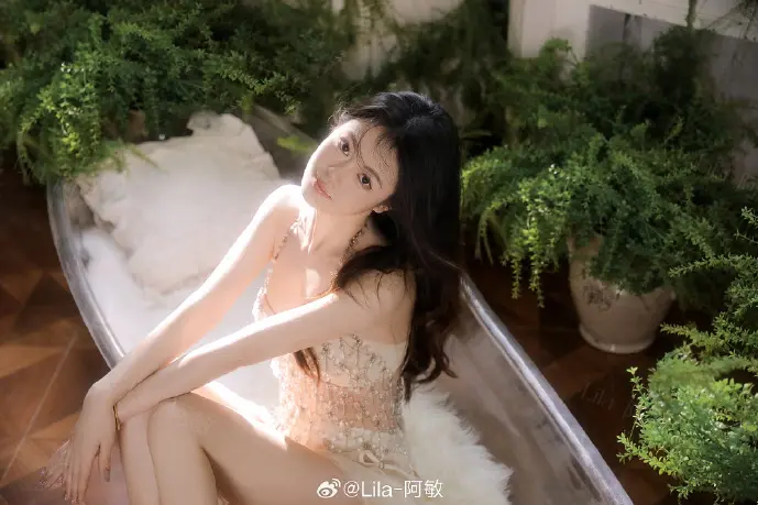 教师在电脑前制作课件